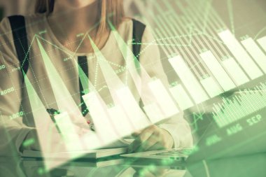 İşkadını ellerinin bilgisayar ve finansal grafik hologramı çizimlerinde çifte pozlama. Borsa analizi kavramı.