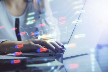 Bilgisayar ve veri temalı hologram çizimleri üzerinde çalışan kadın ellerine çok fazla maruz kalma. Teknoloji kavramı.