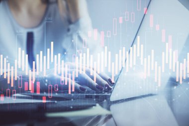 Bilgisayarda ve finansal grafik hologramında kadın eli yazarken çift pozlama. Borsa analizi kavramı.