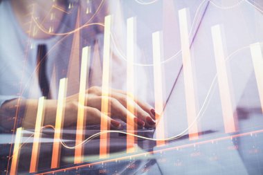 Bilgisayarda ve finansal grafik hologramında kadın eli yazarken çift pozlama. Borsa analizi kavramı.