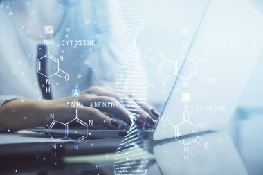 Bilgisayarda yazı yazan ve DNA hologramı çizen bir kadının ellerine iki kez maruz kalmış. Tıp eğitimi kavramı.