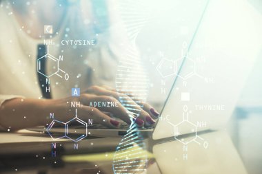 Bilgisayarda yazı yazan ve DNA hologramı çizen bir kadının ellerine iki kez maruz kalmış. Tıp eğitimi kavramı.