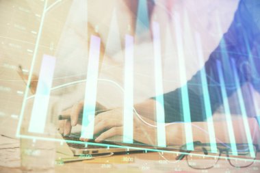 Bilgisayarda ve finansal grafik hologramında yazı yazan kadın ellerine çoklu maruz kalma. Borsa analizi kavramı.