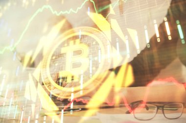 Bilgisayarda ve kripto piyasa temalı hologram çizimlerinde kadın elinin çifte pozu. Engelleme zinciri kavramı.