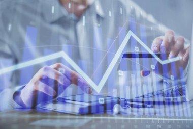 Ellerinde kredi kartı ve forex çizimi olan bir adamın çift pozu. İnternet E-ticaret kavramında hisse senedi ve dijital fintech.