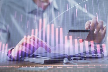 Ellerinde kredi kartı ve forex çizimi olan bir adamın çift pozu. İnternet E-ticaret kavramında hisse senedi ve dijital fintech.