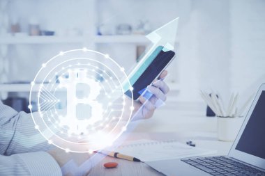 Bir adamın elini tutarken ve telefon ve kripto para birimi engelleme teması kullanırken çift pozlama.