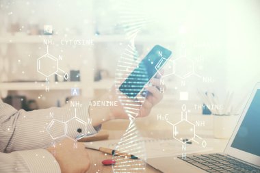 Bir adamın elini tutarken ve bir telefon ve DNA çizimi kullanırken iki kez görüntülenmiş. Tıp eğitimi kavramı.