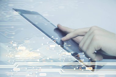 Dijital bir cihaz ve veri temalı çizim kullanan bir adamın el ele tutuşması. Yenilik kavramı.