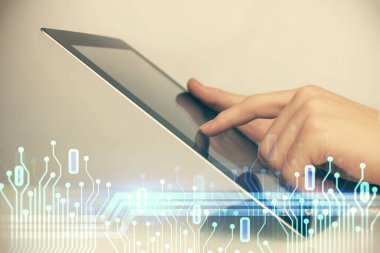 Dijital bir cihaz ve veri temalı çizim kullanan bir adamın el ele tutuşması. Yenilik kavramı.