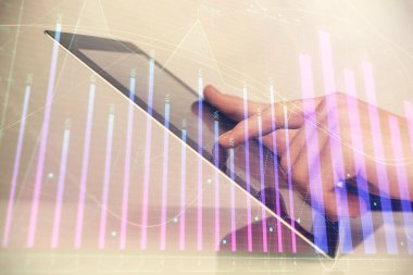 Dijital telefon ve forx grafik çizimi kullanarak adamın elini tutarken birden fazla pozlama. Finansal piyasa kavramı.