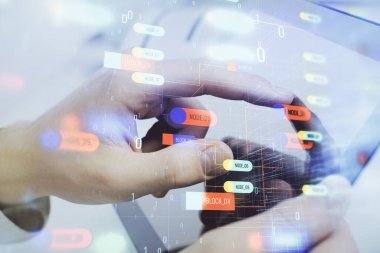 Dijital bir cihaz ve veri temalı çizim kullanan bir adamın el ele tutuşması. Yenilik kavramı.