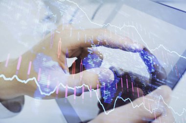 Bir adamın el ele tutuşması ve telefon ve finansal çizim kullanması. Pazar analizi kavramı.