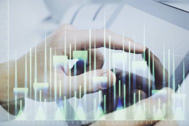 Bir adamın el ele tutuşması ve telefon ve finansal çizim kullanması. Pazar analizi kavramı.