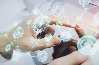 Bir adamın elini tutarken ve telefon ve sosyal ağ teması kullanırken çift pozlama.