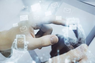 Dijital bir cihaz kullanarak ve hologram çizimlerini sararak insanın ellerini iki kez tutarken görüntülendi. E- posta konsepti.