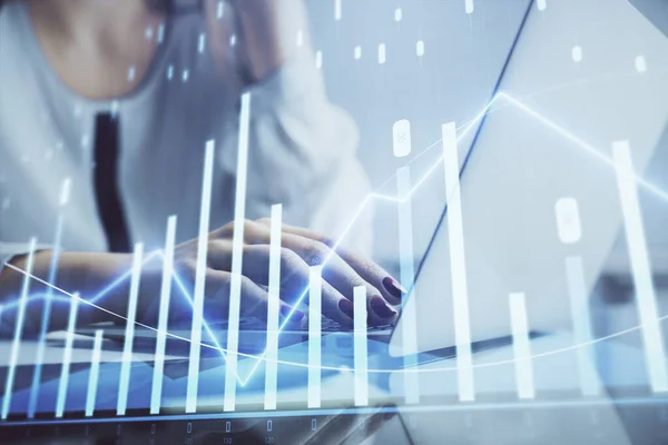 コンピュータと金融グラフのホログラム図面に入力する女性の手の二重露出 株式市場分析の概念 — ストック写真