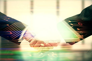 İki kişinin veri temalı hologramı ve el sıkışması. Bilişim endüstrisi konseptinde ortaklık.