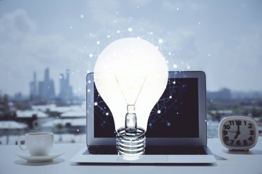 Bilgisayar ofisinde ampul simgesi hologramıyla birlikte. Çifte maruziyet. Fikir kavramı.