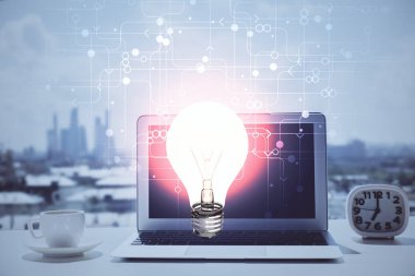 Bilgisayar ofisinde ampul simgesi hologramıyla birlikte. Çifte maruziyet. Fikir kavramı.