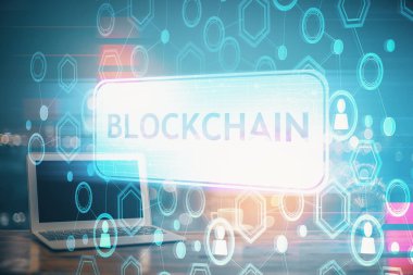 Blockchain temalı holograma ve bilgisayar arkaplanlı masaya çoklu maruz kalma. Bitcoin şifreleme para birimi kavramı.
