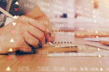 Borsa forex grafiği ile çoklu pozlama closeup eller. Araştırma ve analiz kavramı.