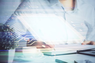 Veri temalı çoklu pozlama arkaplan çizimleri olan insan elleri. Yenilik kavramı.