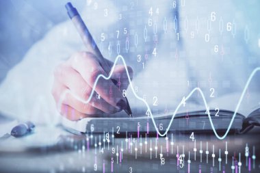 Forex grafik hologramı ile not lar yapan kadın ellerinin çoklu pozlama. Konsept borsa analizi.
