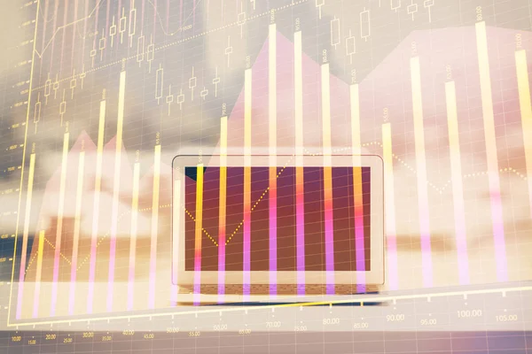 コンピュータの背景とテーブルの上の外国為替グラフのホログラム 多重露光 金融市場の概念 — ストック写真