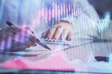 Forex grafik hologramı ile not lar yapan kadın ellerinin çift pozlama. Kavram teknik analizi.