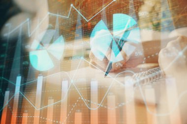 Finansal Forex grafik eller notları arka plan alarak görüntülenir. Araştırma kavramı. Çoklu pozlama