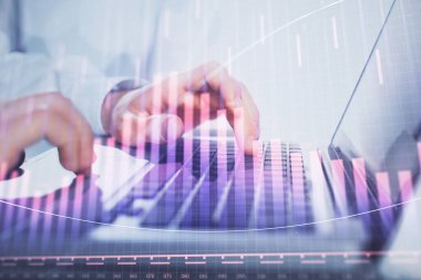 Arka planda bilgisayarda çalışan bir adamla piyasa grafiği iki katına çıktı. Mali analiz kavramı.