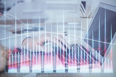 Arka planda dizüstü bilgisayar üzerinde çalışan adam ile borsa grafiği çoklu pozlama. Finansal analiz kavramı.