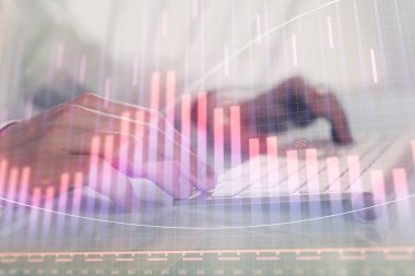 Arka planda ofiste bilgisayarda yazan adam ile grafik çift pozlama. Sıkı çalışma kavramı.