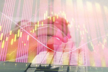 Adam arka planda ofiste bilgisayarda yazarak grafik çift pozlama. Zor iş kavramı. Closeup.