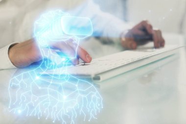 Arka planda bilgisayarla çalışan bir adamla AR hologramı. Gelişmiş gerçeklik kavramı. Çift pozlama.