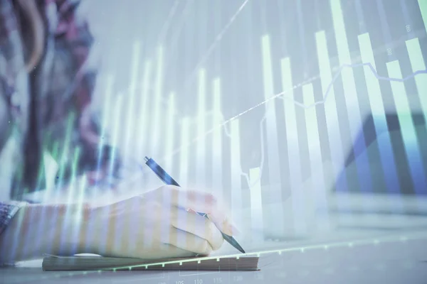 Een Vrouw Handen Schrijven Informatie Aandelenmarkt Kladblok Forex Grafiek Hologrammen — Stockfoto