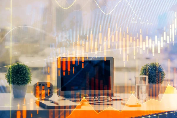 Masası ve kişisel bilgisayarı olan borsa grafiği. Çoklu maruz kalma. Mali analiz kavramı.
