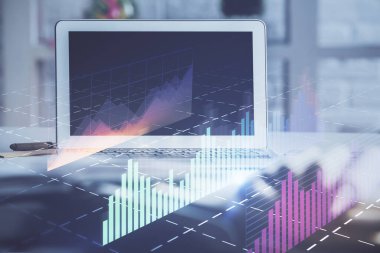 Masası ve kişisel bilgisayarı olan borsa grafiği. Çifte maruziyet. Mali analiz kavramı.