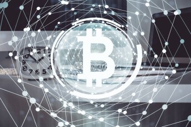 Blockchain temalı holograma ve bilgisayar arkaplanlı masaya çoklu maruz kalma. Bitcoin şifreleme para birimi kavramı.