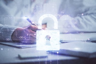 Kilit simgeleriyle notlar alan ellerin iki kez pozlanması. Güvenliği ve verilerin korunmasını kavra