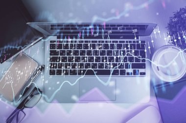 Bilgisayarla birlikte çok sayıda finansal şema çizimi. Araştırma kavramı. Üst görünüm.