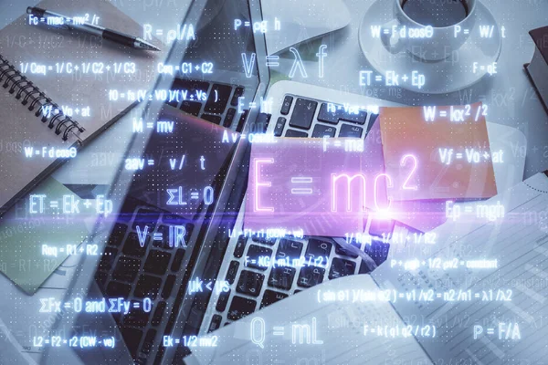 デスクトップの背景にコンピュータ上の数式の図面と物理学と数学のテーマのホログラム 最上階だ 多重露光 教育の概念 — ストック写真