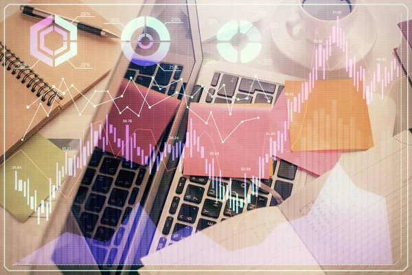 Multi Exposure Van Financiële Grafiek Tekening Tafel Achtergrond Met Computer — Stockfoto