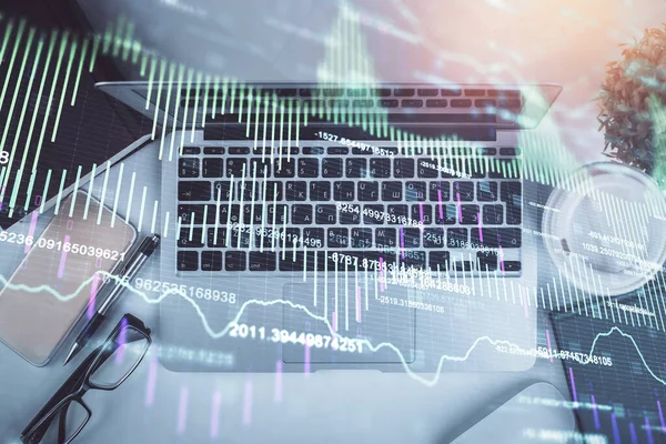 Bilgisayarla birlikte çok sayıda finansal şema çizimi. Araştırma kavramı. Üst görünüm.