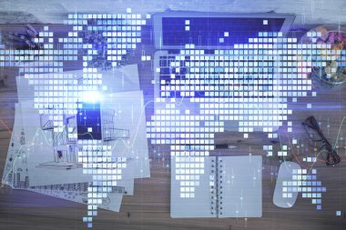 Masaüstü arkaplanındaki bilgisayarın üzerinde iş temalı hologram çizimleri. Üst Manzara. Çoklu maruz kalma. Uluslararası bağlantılar kavramı.