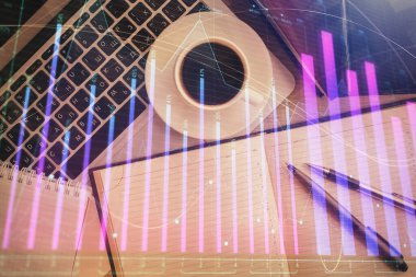 Borsa tablosu ve masa arkasındaki en iyi görüntü bilgisayarı. Çifte maruziyet. Mali analiz kavramı.