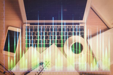 Borsa tablosu ve masa arkasındaki en iyi görüntü bilgisayarı. Çifte maruziyet. Mali analiz kavramı.