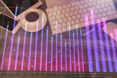 Masaüstünde telefonlu ön x grafik hologramına çift pozlama. Üst Manzara. Mobil ticaret platformu kavramı.