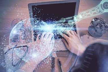 Bilgisayar klavyesinin ve veri temalı hologram çiziminin üzerine yazarken iki kez görüntülenmiş. Üst Manzara. Teknoloji konsepti.